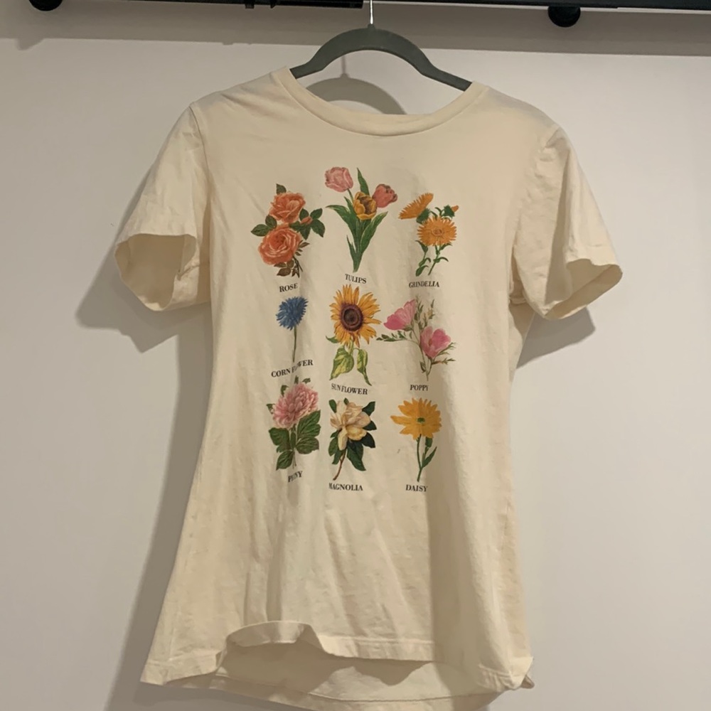 Target floral graphic tee size large but fits like a small/medium